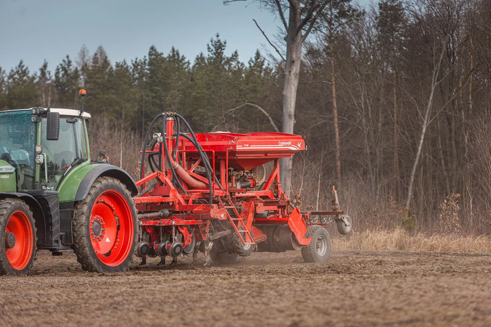 Join our demonstration A Czajkowski toolbar in the field in the background of the demonstration invitation section