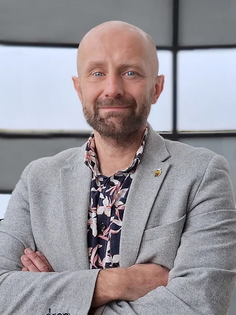 Marcin Świtoniak Марцін Світоняк у сірому піджаку, спікер показу техніки Czajkowski.