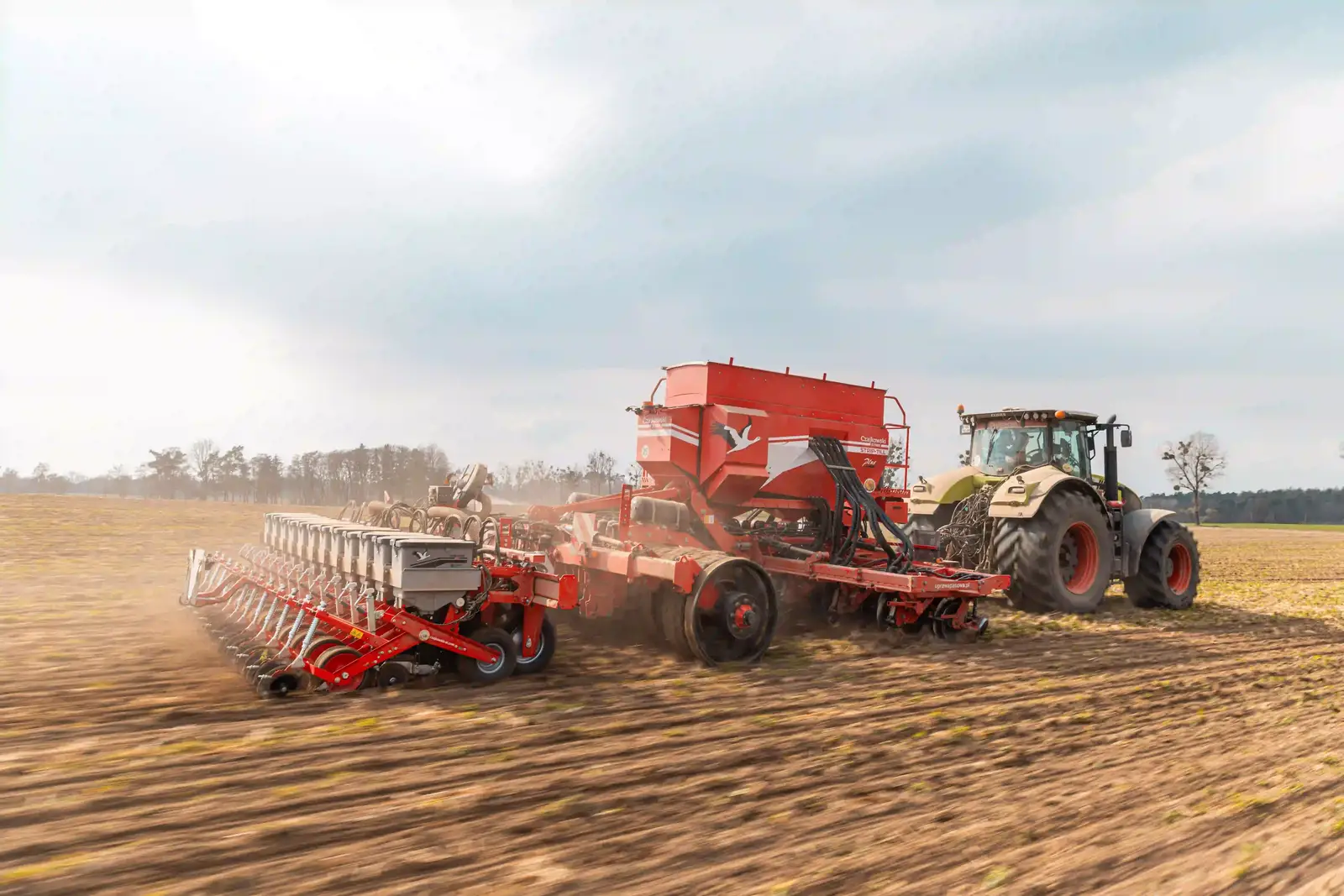 Opinie o maszynach Czajkowski Agregat i siewnik Czajkowski pracują podczas siewu w technologii strip-till.